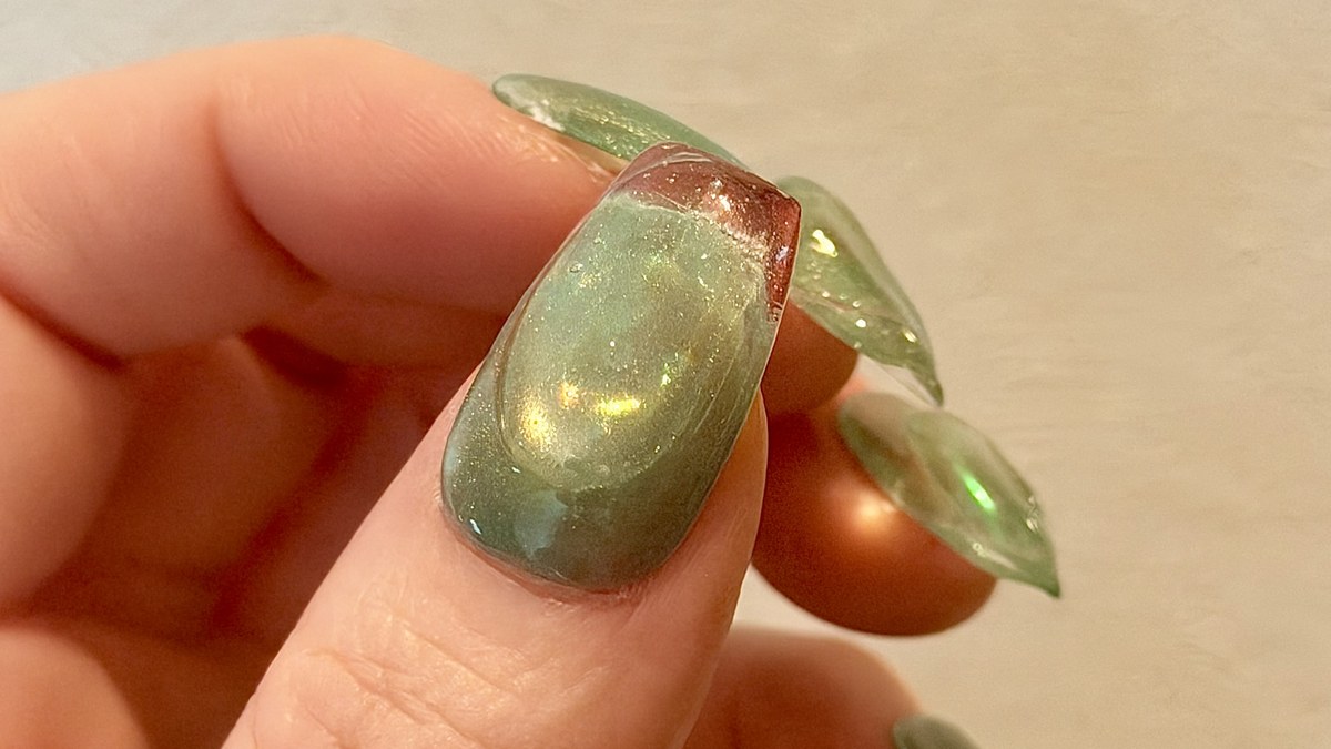 透明感のあるグリーンのネイルチップ。るかねぃるの作品